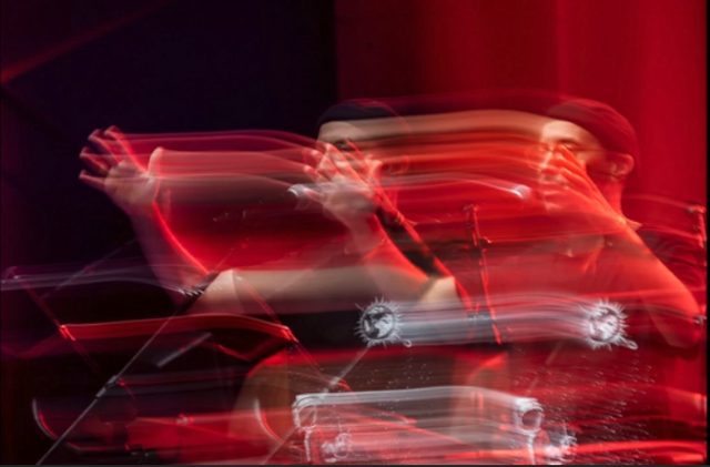 Ritmi marocchini, groove ipnotico e sperimentazione elettronica – Hicham Bajjou ti porterà in un viaggio musicale dalla trance Gnawa alla techno orientale! Dopo aver iniziato la sua carriera nella scena rock di Casablanca, Hicham ha sviluppato una passione per la musica del mondo, in particolare per i suoni sacri del Nord Africa e il blues sahariano. Dopo essersi trasferito a Cracovia, è diventato un membro fondamentale degli Afronauts, uno dei gruppi afrobeat più importanti della Polonia. Ora si concentra sul suo progetto solista, che mescola le tradizioni marocchine con la musica elettronica contemporanea. Il suo set unisce trance Gnawa, blues sahariano, hip-hop marocchino, Afrobeat e techno orientale. Con la sua voce e la sua flauto intrecciati a trame sintetiche, preparati per un groove ipnotico e infinito.